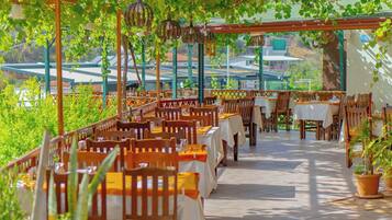 Breakfast, lunch, dinner served; Turkish cuisine