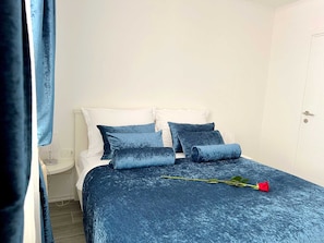 Quarto conforto, vista para a cidade | Frigobar, individualmente decorados, individualmente mobiliados