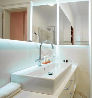 Maison en rangée Prestige, 4 chambres, non-fumeur | Lavabo de la salle de bain