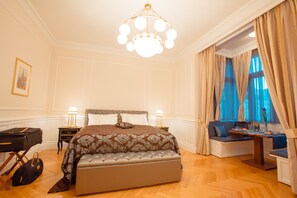 4 habitaciones, ropa de cama de alta calidad, cubrecamas y minibar 