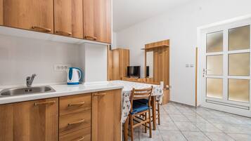 Standard Apartment, 1 Bedroom, Terrace | Dapur peribadi | Peti sejuk, dapur, mesin basuh pinggan mangkuk, pembancuh kopi/teh
