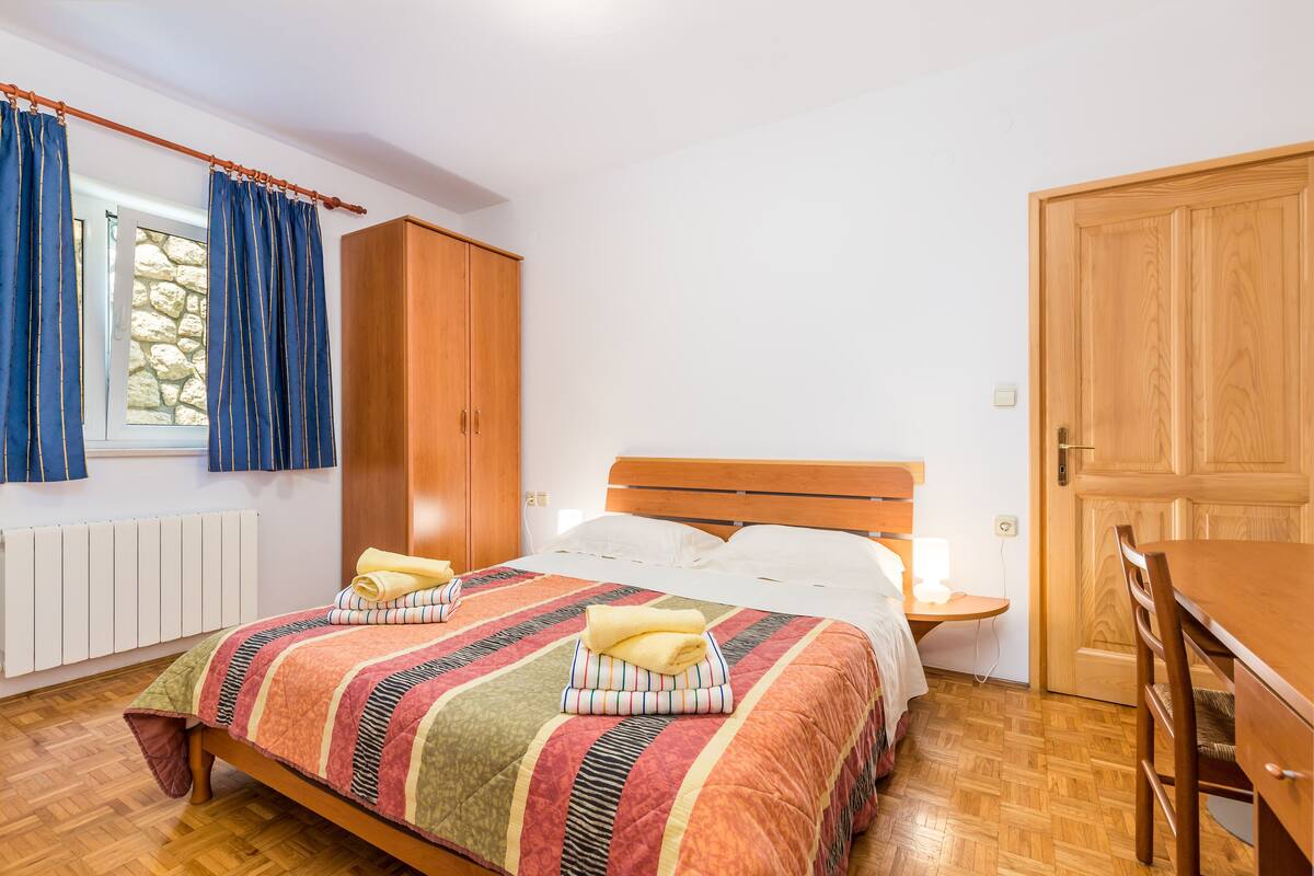 Apartamento superior, 1 quarto, terraço | Escrivaninha, berços grátis, Wi-Fi de cortesia, roupa de cama