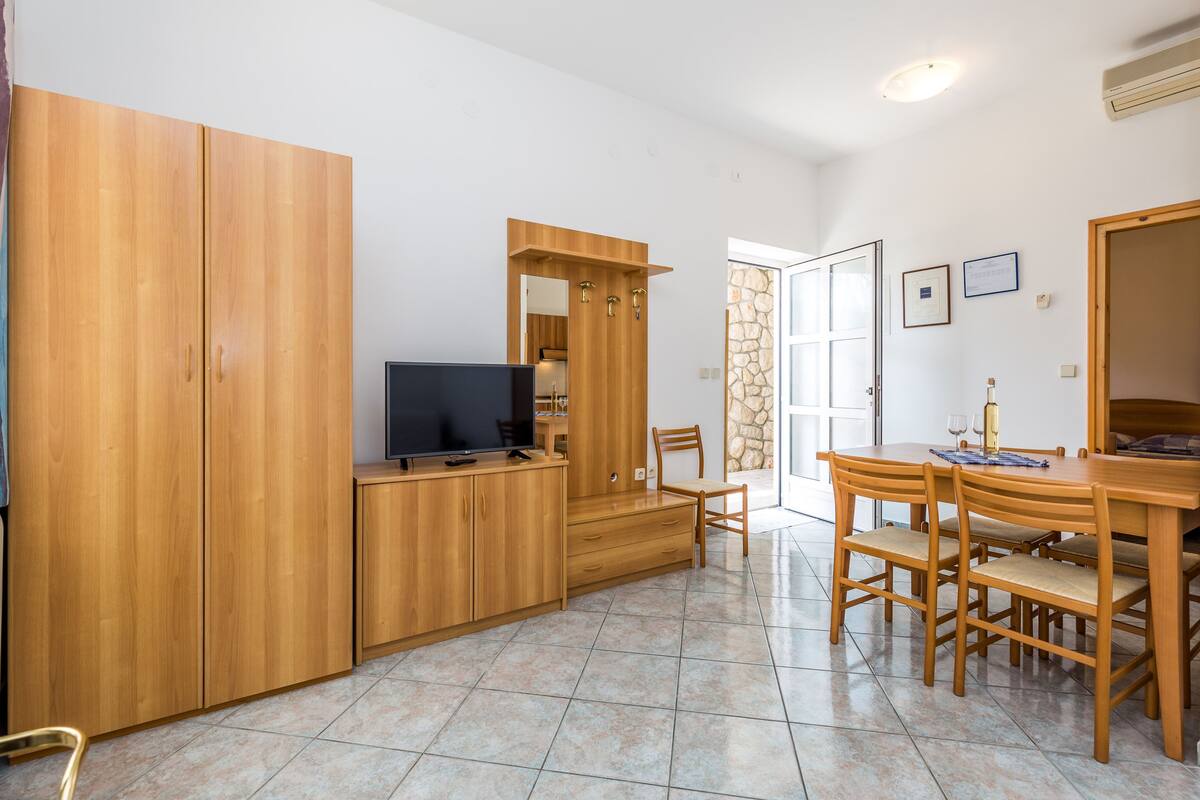 Apartamento standard, 1 quarto, terraço | Área de estar | TV de tela plana