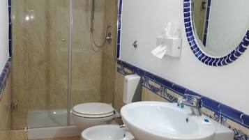 Kostenlose Toilettenartikel, Haartrockner, Bidet, Handtücher