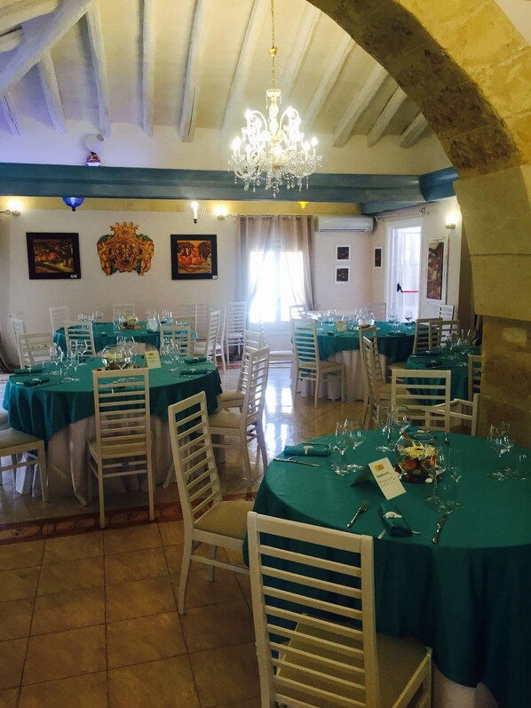 Breakfast, lunch, dinner served; Mediterranean cuisine