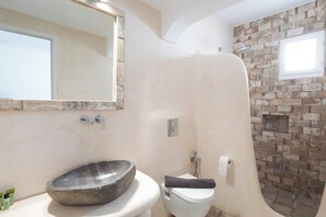Habitación triple Deluxe, terraza, vistas al mar | Baño | Artículos de higiene personal gratuitos, secador de pelo y toallas