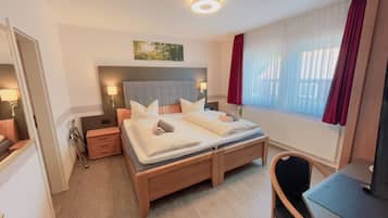 Doppelzimmer, Nichtraucher | Allergikerbettwaren, Betten mit Memory-Foam-Matratzen, Zimmersafe