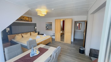 Apartment | Hypo-allergenic bedding, memory foam beds, in-room safe, desk