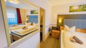 Hypo-allergenic bedding, memory-foam beds, in-room safe, desk - Hotel Schnehagen (Bad Fallingbostel)