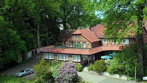 A traditional two-story building with a sign indicating it is a hotel. - Hotel Schnehagen (Bad Fallingbostel)