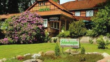 Un edificio tradicional de madera con un letrero que dice "Hotel" y "Restaurante Hotel Schreckenberg".