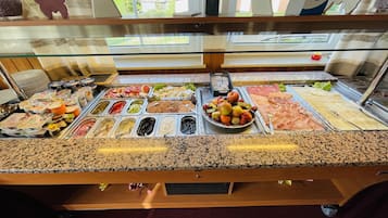 Se ofrece un desayuno bufé todos los días (por un coste adicional)