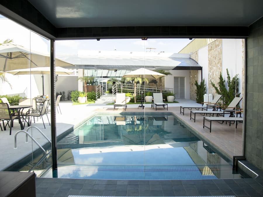 Piscina externa, guarda-sóis, espreguiçadeiras