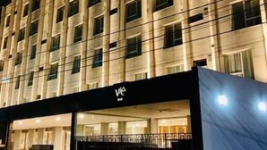 A multi-story hotel with a modern facade, featuring a prominent entrance with a black awning and a visible logo. - Hotel Florença (Americana)