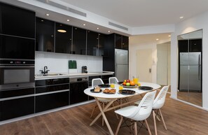 Full-size fridge, microwave, oven, stovetop