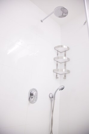 Comfort Apartment, 2 Bedrooms | Bathroom shower