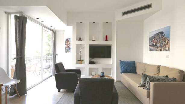 Apartment, 2 Bedrooms, Balcony, City View | Living room