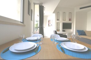 Appartamento, 2 camere da letto, balcone, vista città | Pasti in camera