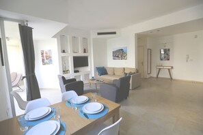 Apartment, 2 Bedrooms, Balcony, City View | In-room dining - HolyGuest - Ruppin St. 18 (Tel Aviv)