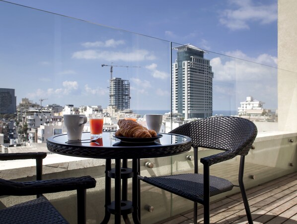 Comfort Penthouse, Sea View | In-room dining - Holyguest - Hacovchim St. 15 (Tel Aviv)