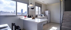 Comfort Penthouse, Sea View | Private kitchen | Fridge, microwave, oven, stovetop - Holyguest - Hacovchim St. 15 (Tel Aviv)
