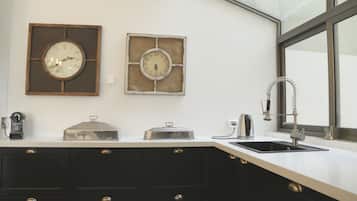 Deluxe Villa, 3 Bedrooms | Dapur peribadi | Peti sejuk/penyejuk beku saiz penuh, ketuhar gelombang mikro, ketuhar