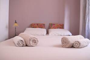 2 habitaciones, cortinas blackout y tabla de planchar con plancha 