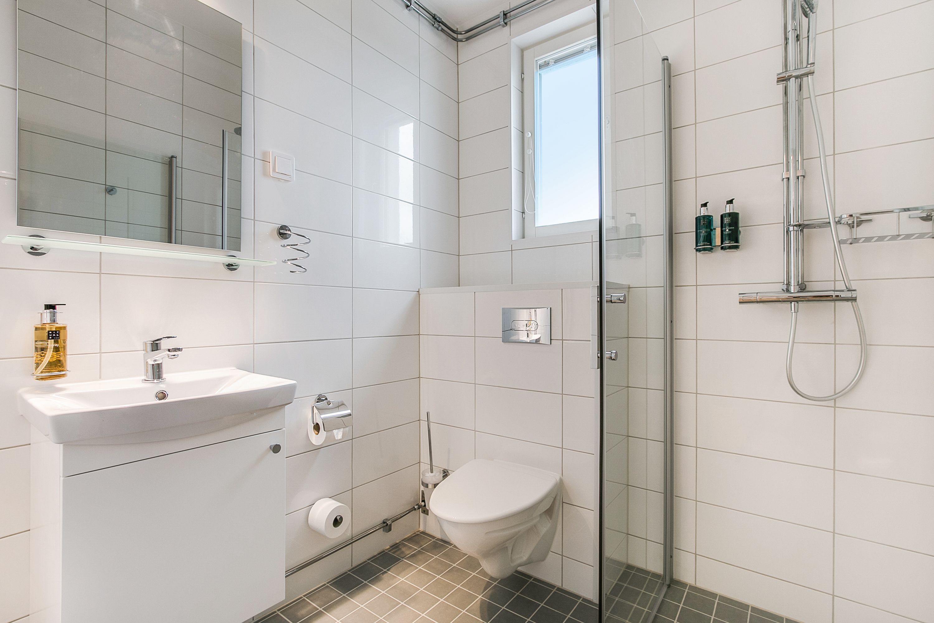 shower, rainfall showerhead, free toiletries, hair dryer