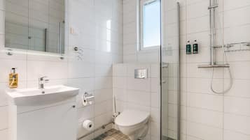 Shower, rainfall showerhead, free toiletries, hair dryer