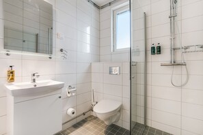 Dusj, regndusjhode, toalettartikler (inkludert) og hårføner