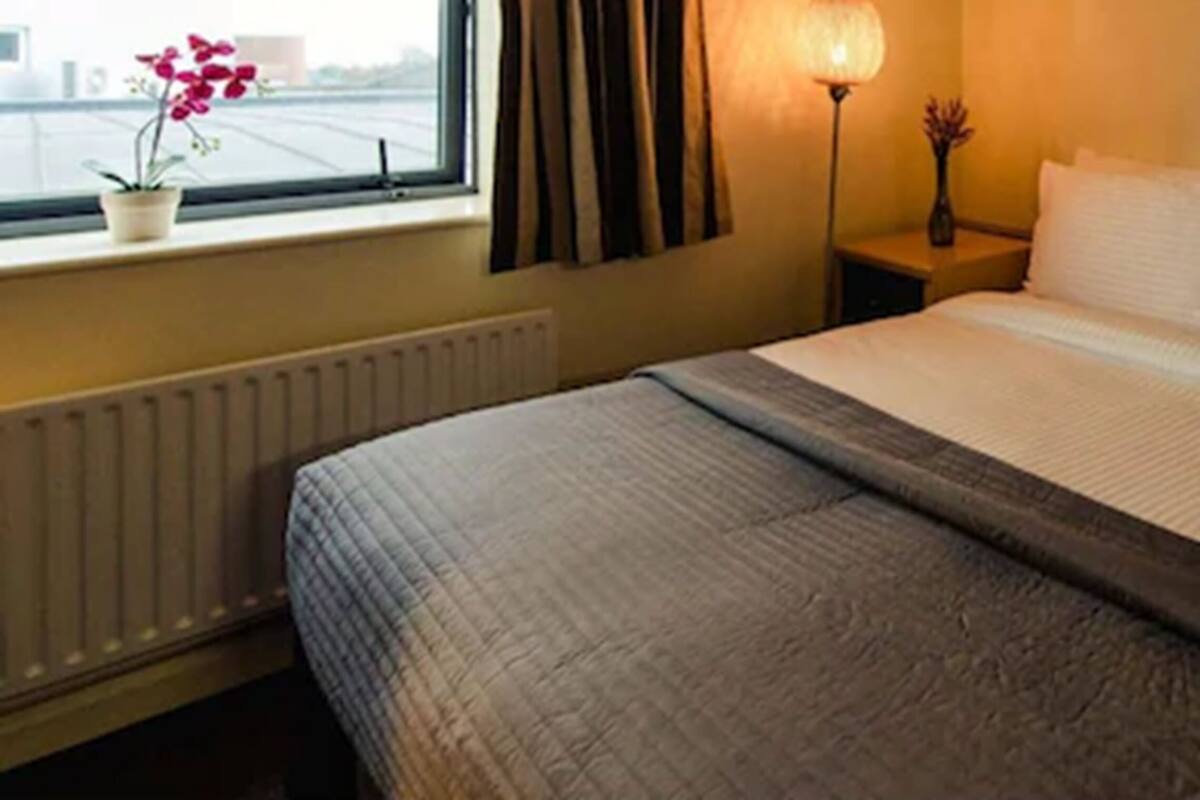 Desk, laptop workspace, free WiFi, bed sheets