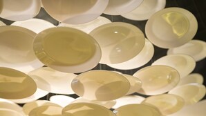 Una colección de esferas transparentes suspendidas en un patrón.