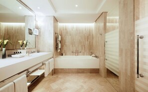 Suite Royal (Amman) | Baño | Ducha y bañera combinadas y bañera profunda
