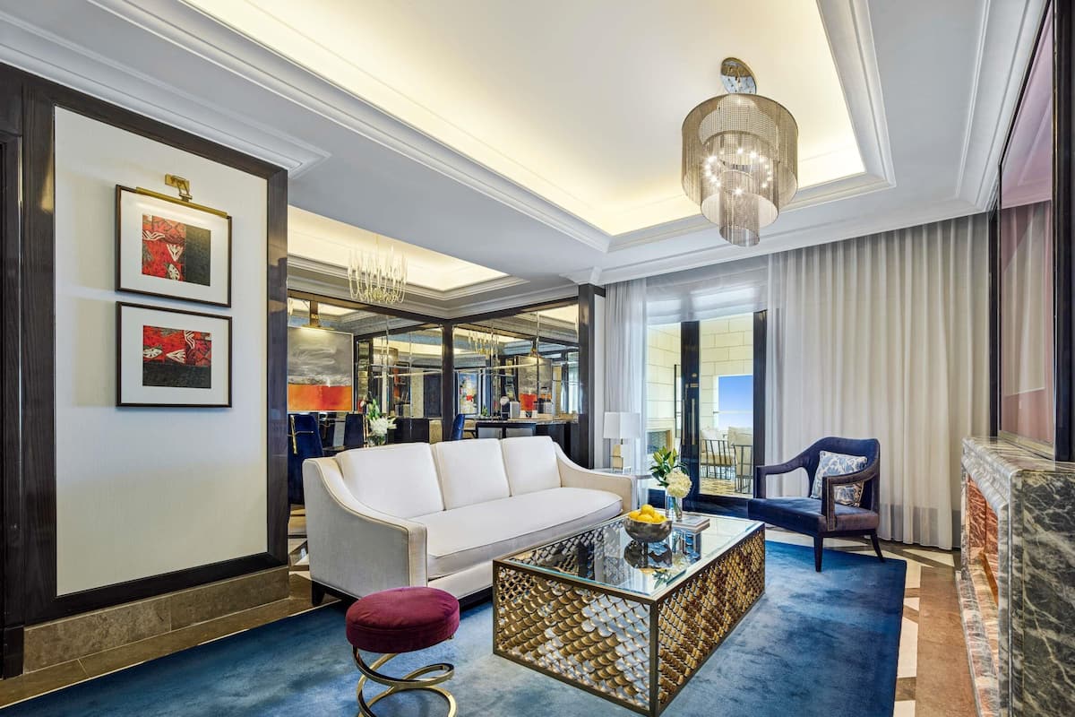 Suite presidencial (Signature) | Ropa de cama de alta calidad, edredón y minibar