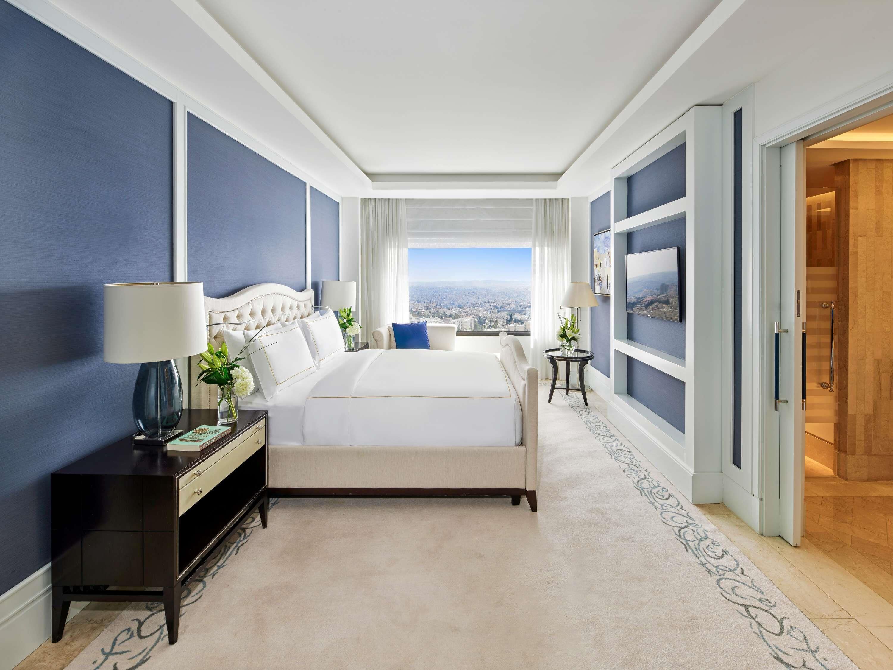 Ropa de cama de alta calidad, cubrecamas y minibar 