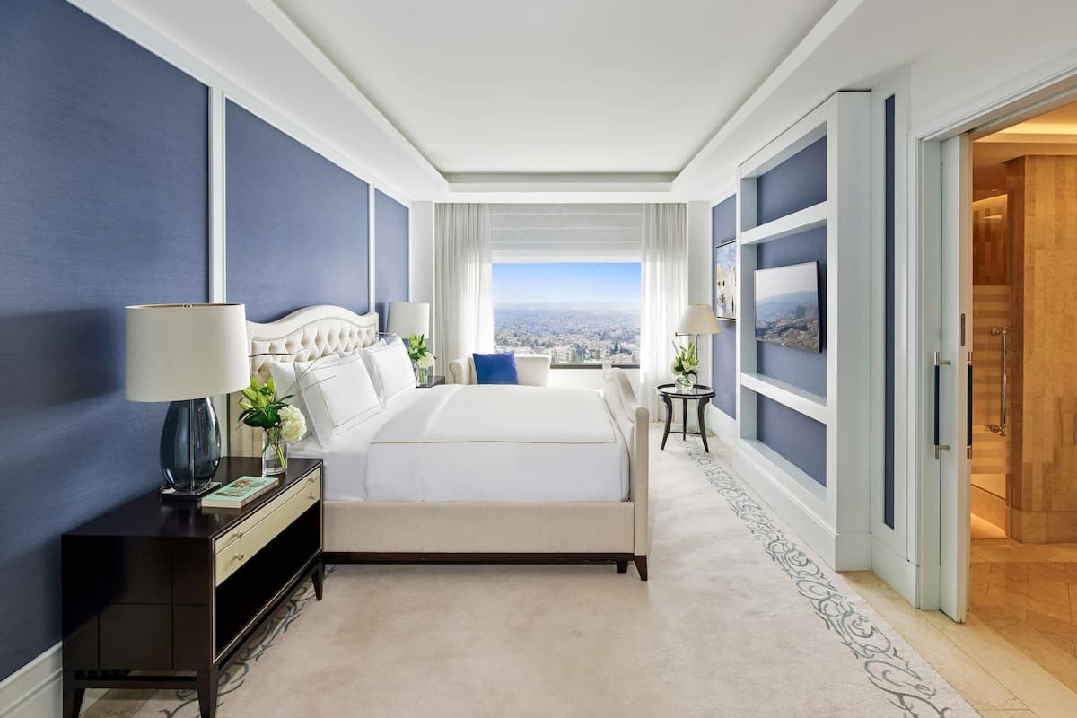 Ylelliset vuodevaatteet, untuvapeitot, minibaari, tallelokero huoneessa