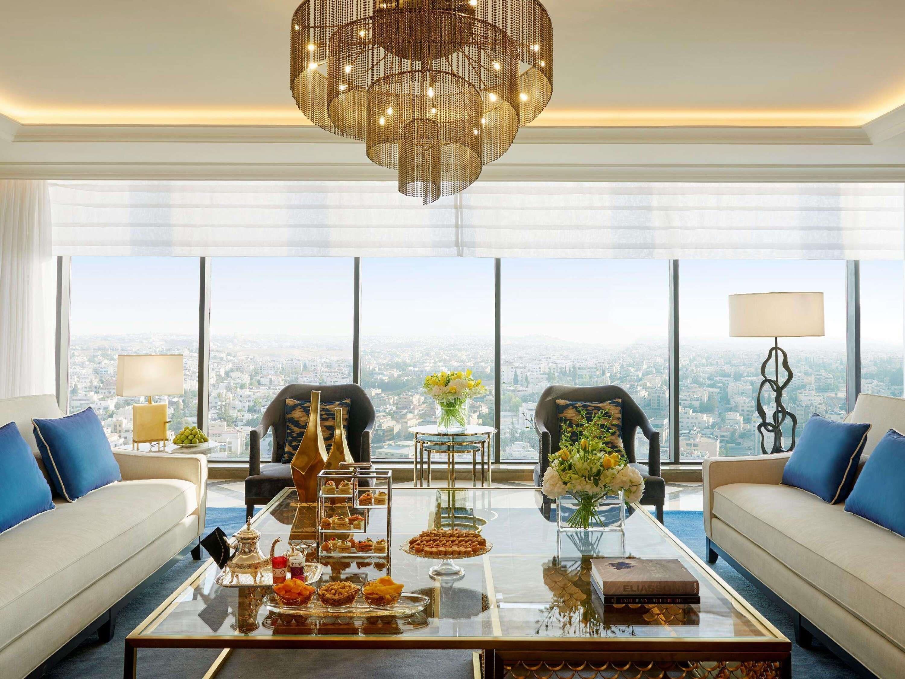 Suite Royal (Amman) | Ropa de cama de alta calidad, edredones de plumas, minibar y caja fuerte