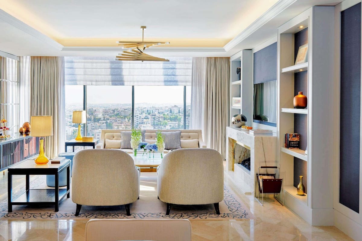 Executive Suite, Smoking | Premium bedding, down comforters, minibar, in-room safe