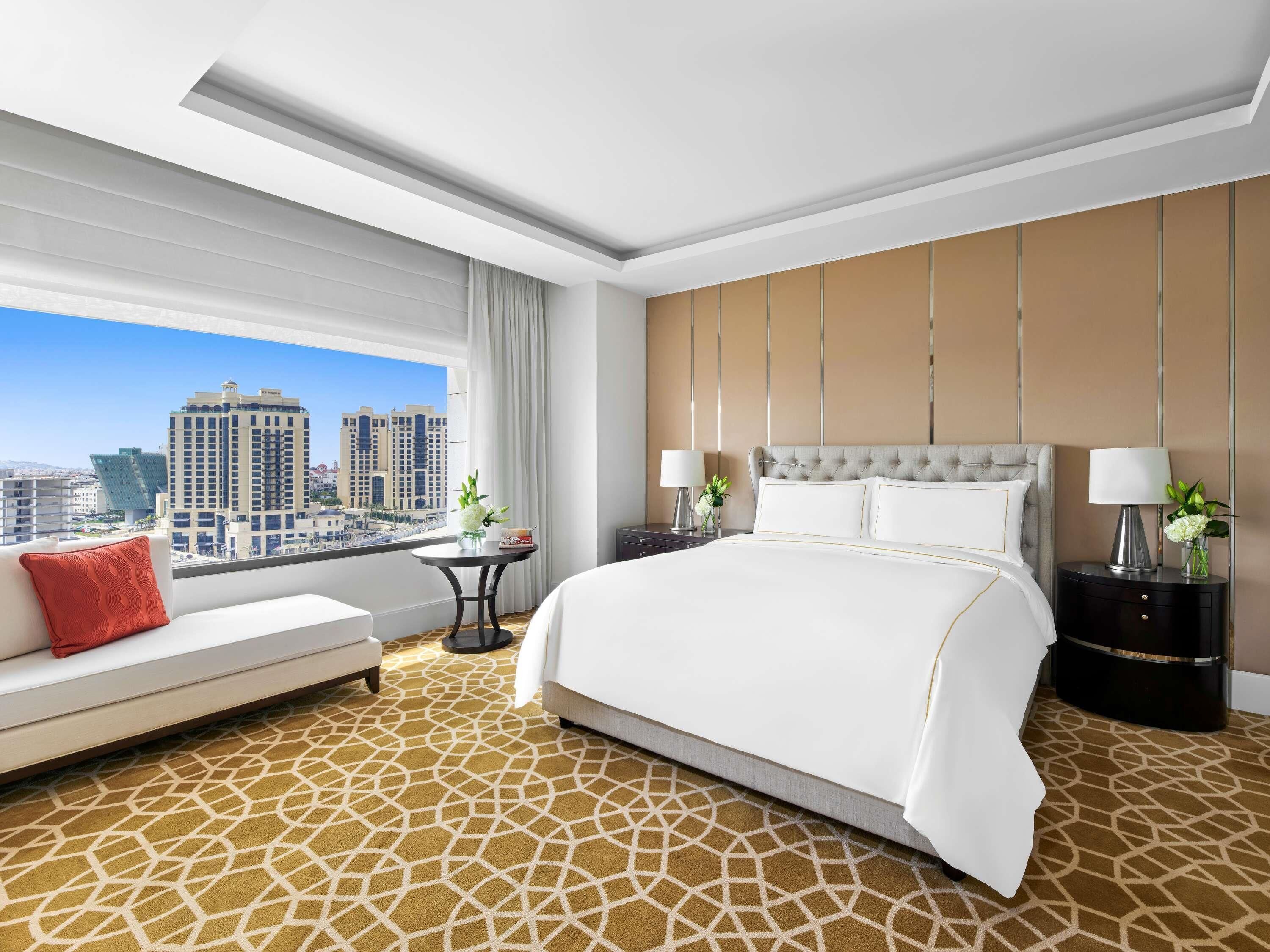 Seprai premium, selimut bulu angsa, minibar, dan brankas