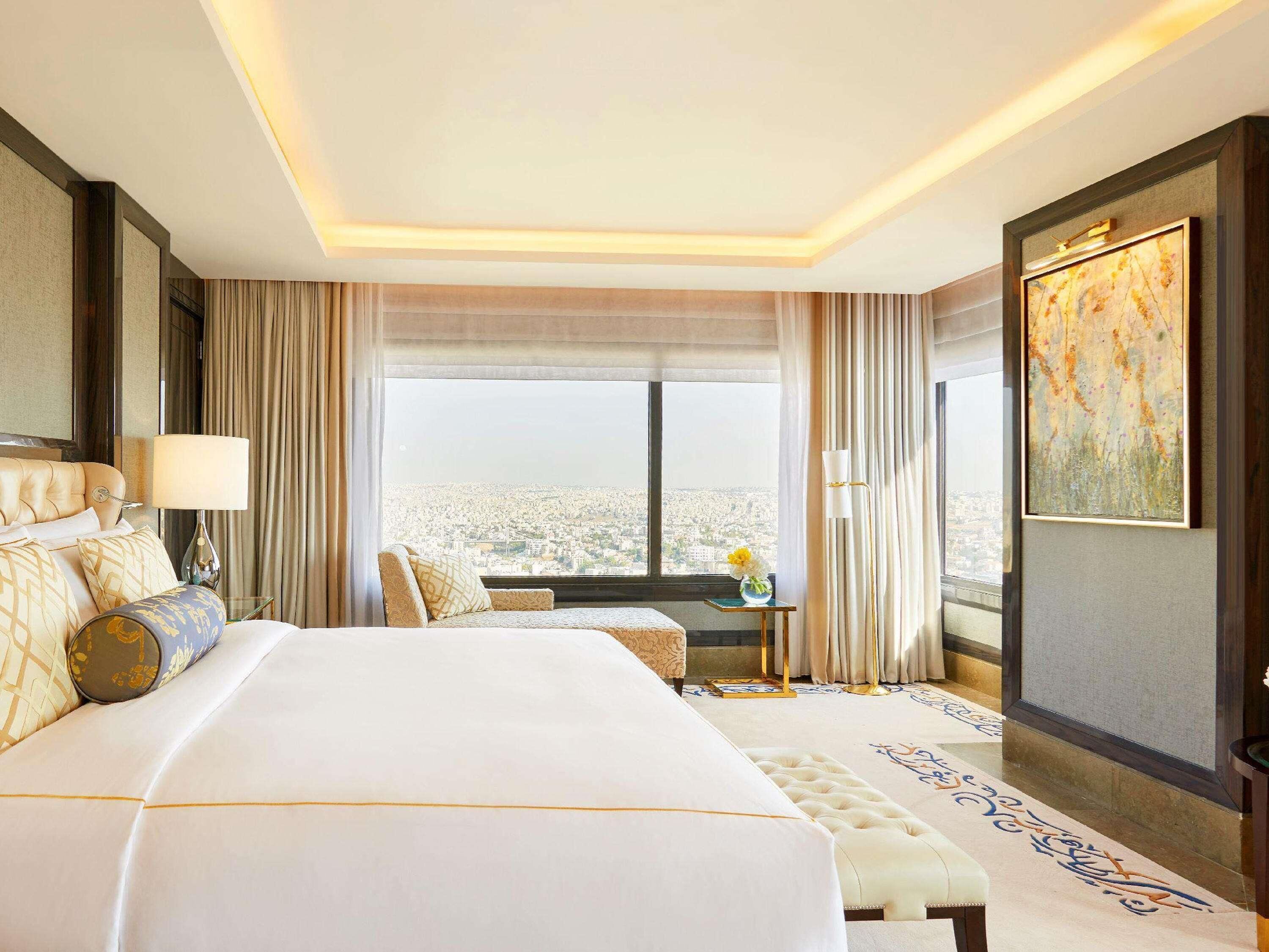 Phòng Suite Royal (Amman) | Bộ đồ giường cao cấp, chăn bông, minibar, két bảo mật tại phòng 
