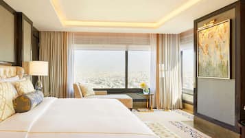 Phòng Suite Royal (Amman) | Bộ đồ giường cao cấp, chăn bông, minibar, két bảo mật tại phòng