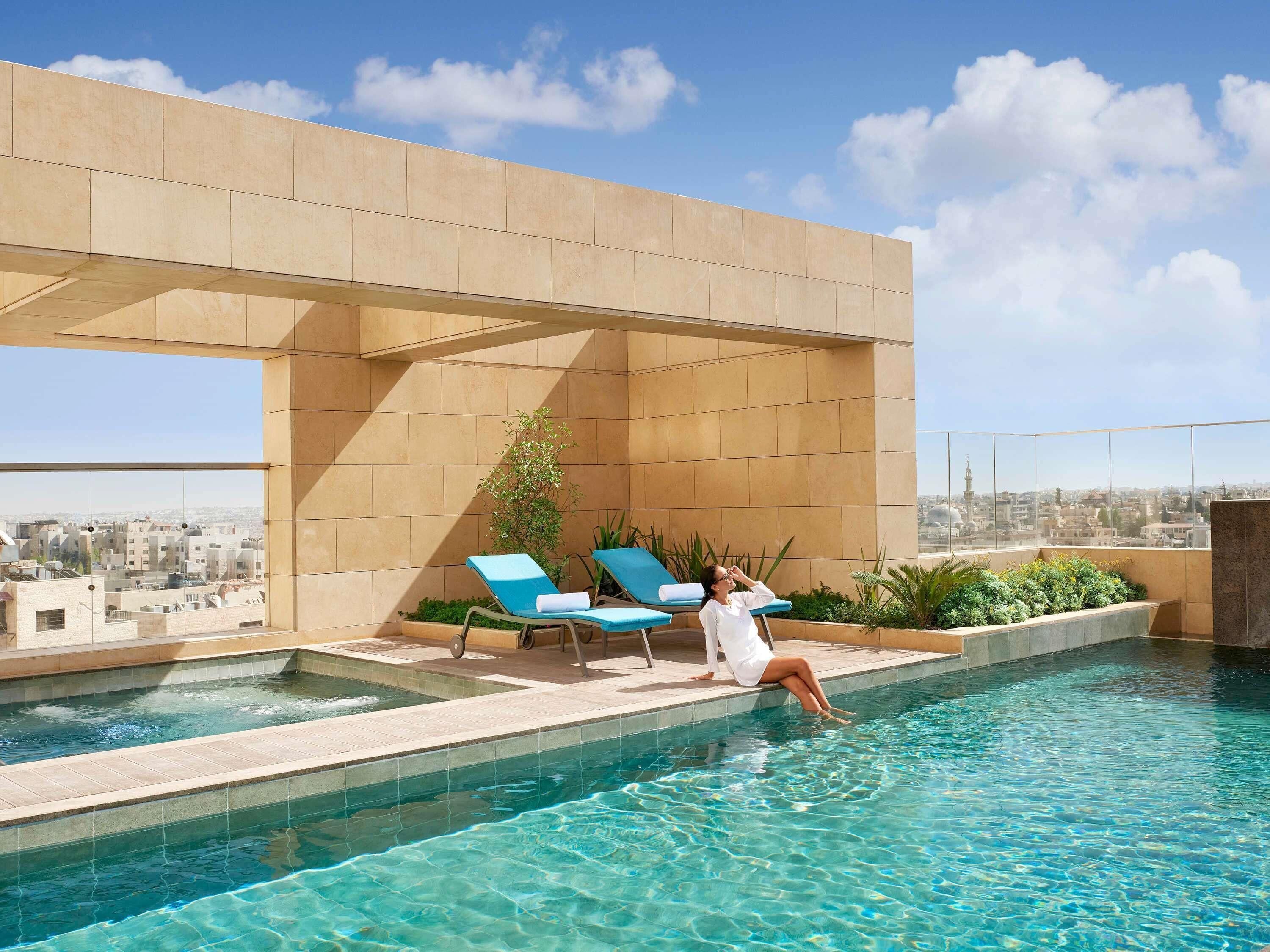 Una piscina al aire libre de temporada, camas de piscina gratis
