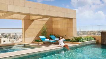 Una piscina al aire libre de temporada, camas de piscina gratis