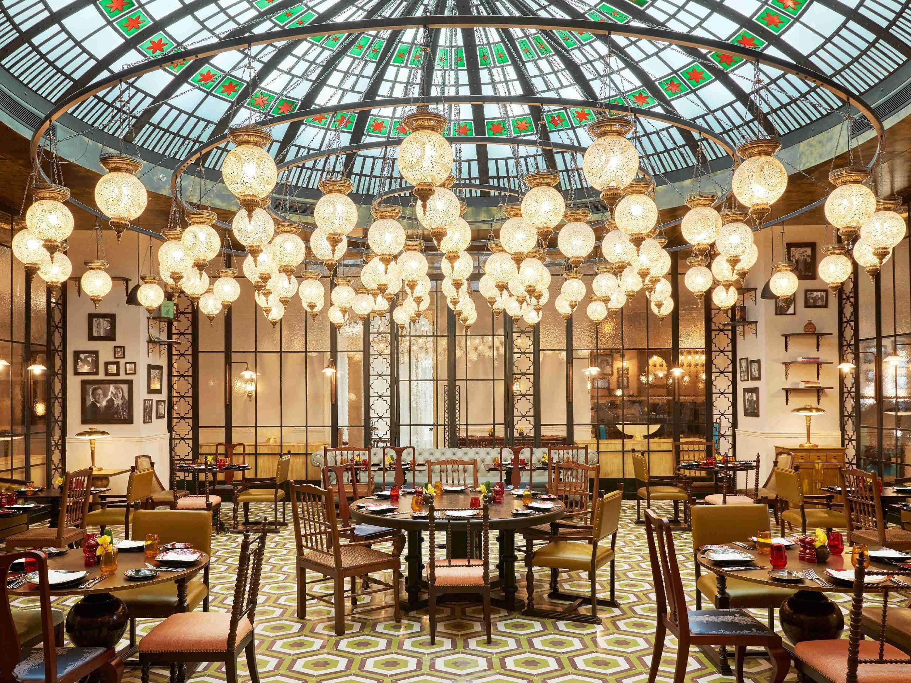 7 restaurantes; se sirven desayunos y cocina local e internacional 