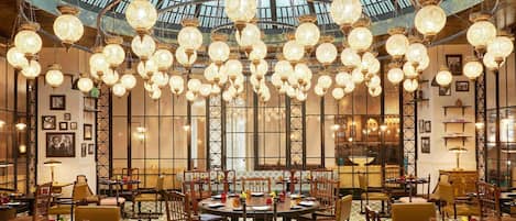 7 restaurantes; se sirven desayunos, comidas, cenas y brunch