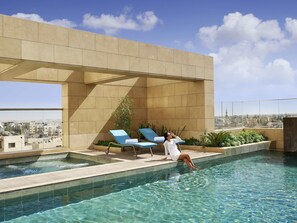 Piscine extérieure (ouverte en saison), cabanons gratuits