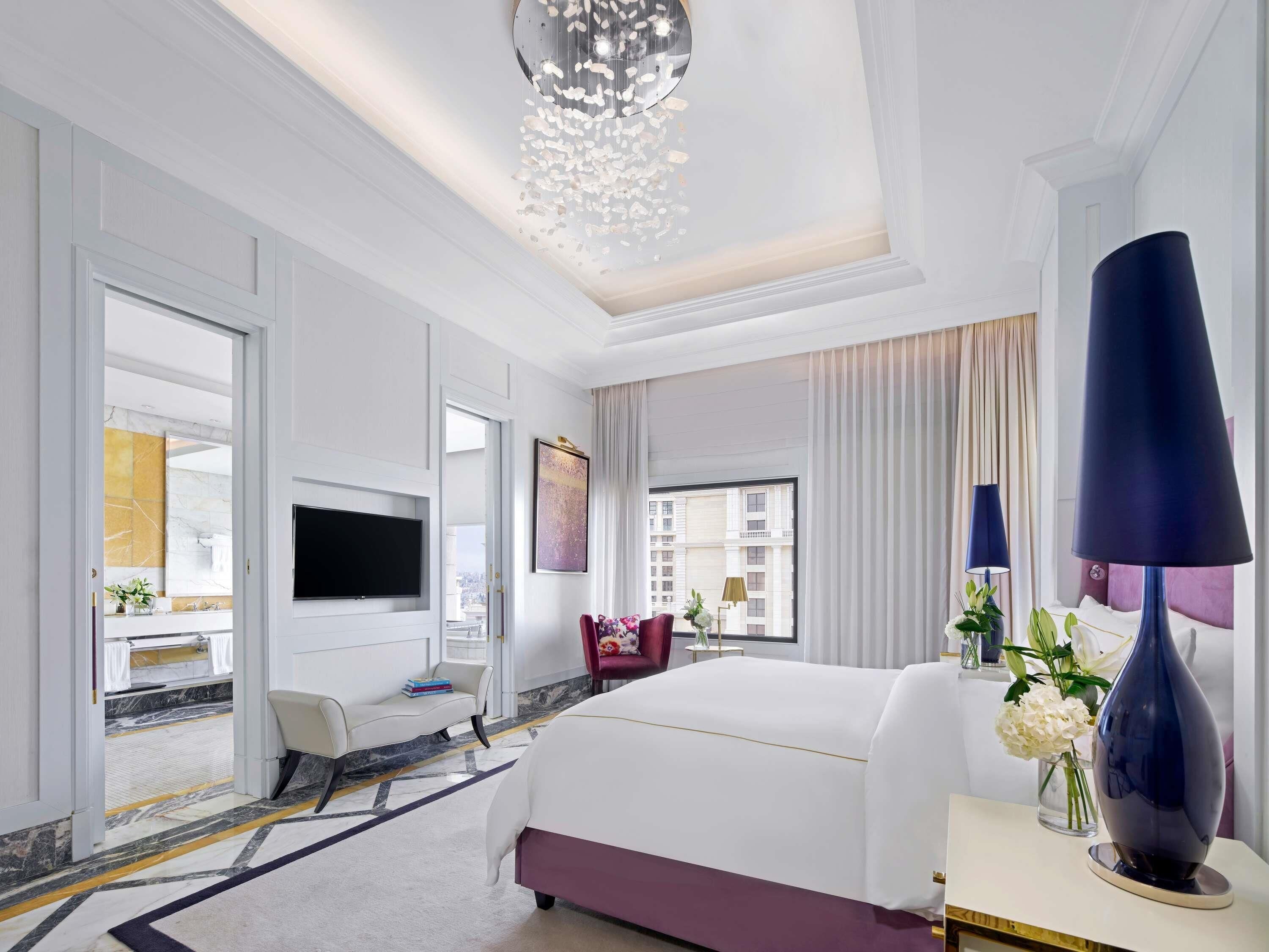 Ropa de cama de alta calidad, cubrecamas y minibar 