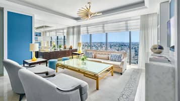 Sengetøy av topp kvalitet, dundyner, minibar og safe på rommet