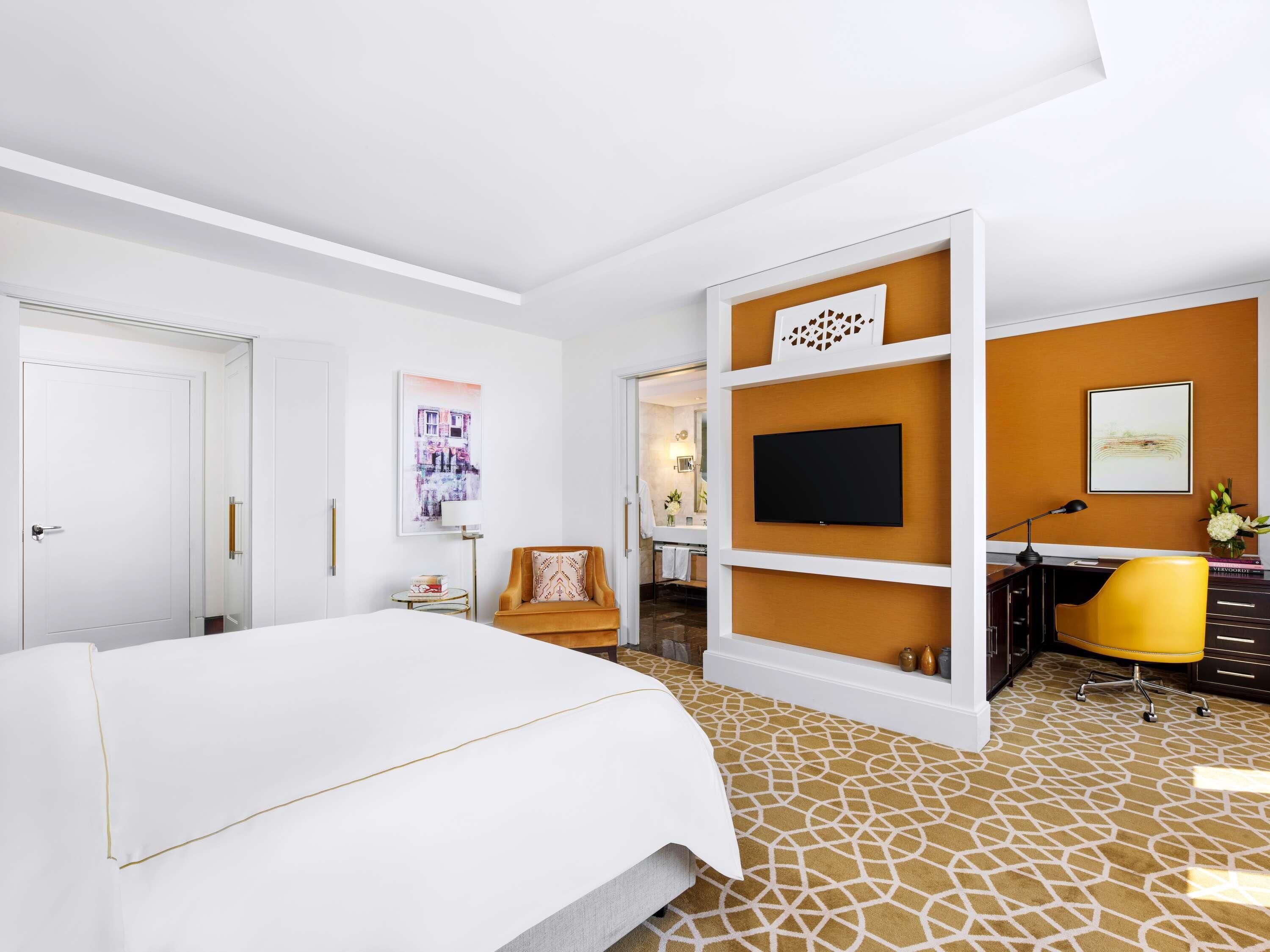 Seprai premium, selimut bulu angsa, minibar, dan brankas