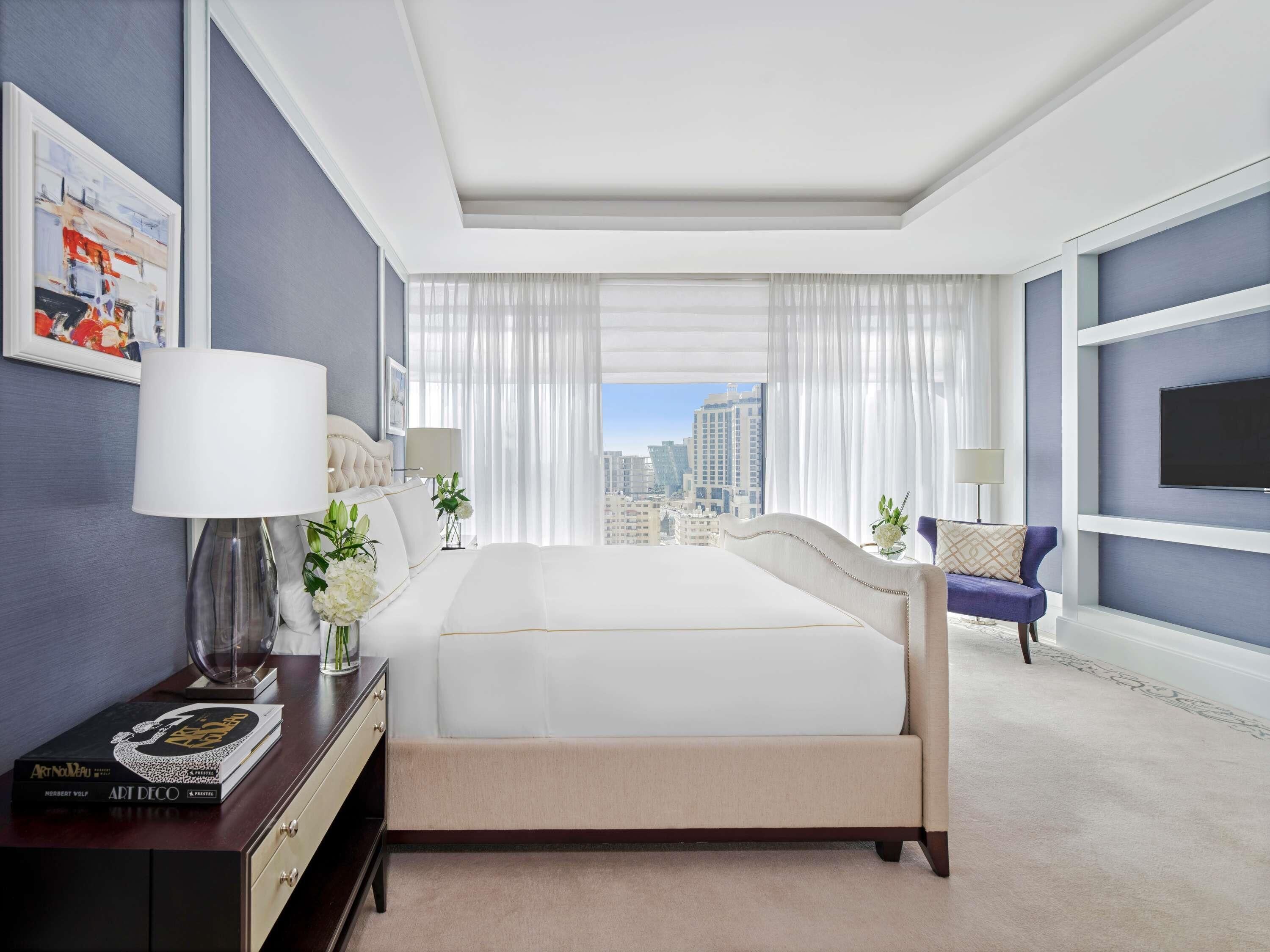 Seprai premium, selimut bulu angsa, minibar, dan brankas